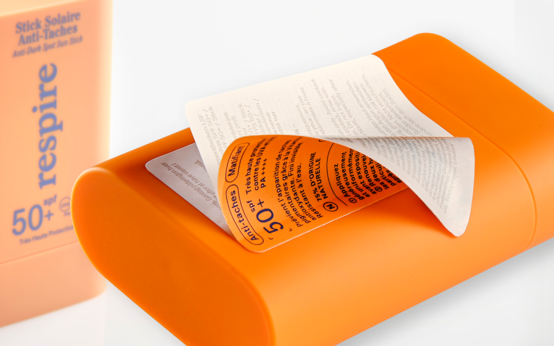 Étiquette livret 5 pages Soft Touch réalisée pour le stick solaire SPF50+ de la marque Respire, imprimée par Haas Étiquettes – Inessens