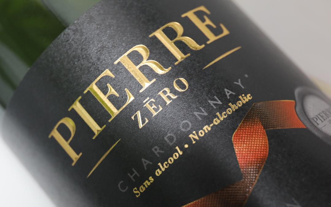 Étiquette de vin sans alcool illustrant un design minimaliste avec finitions haut de gamme et matériaux durables